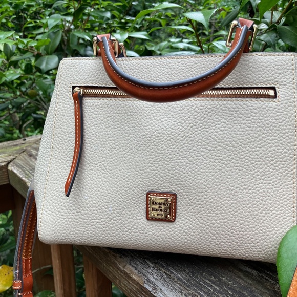 Small lucca leather zip crossbody. Size: H7.5" x W3" x L 9.5" - Picture 2 of 6